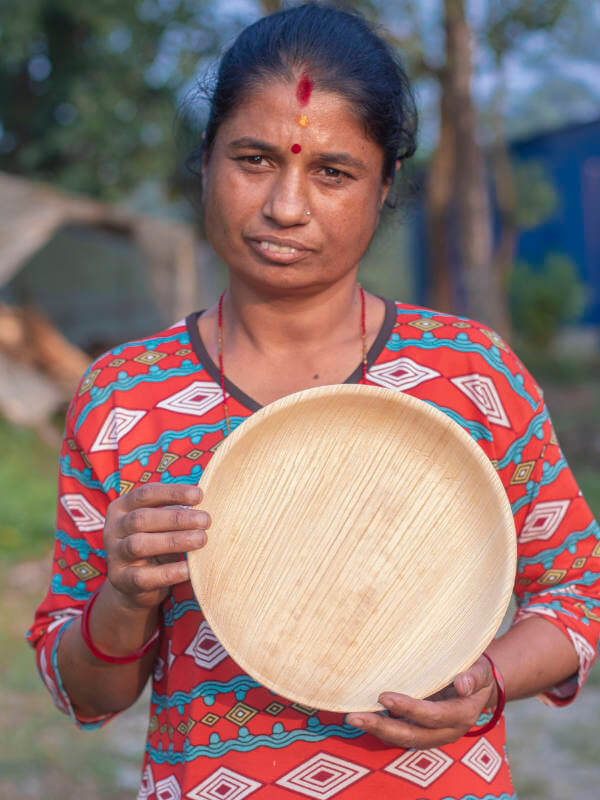 Person mit nachhaltigem Palmblattteller Hari Maya - 25cm