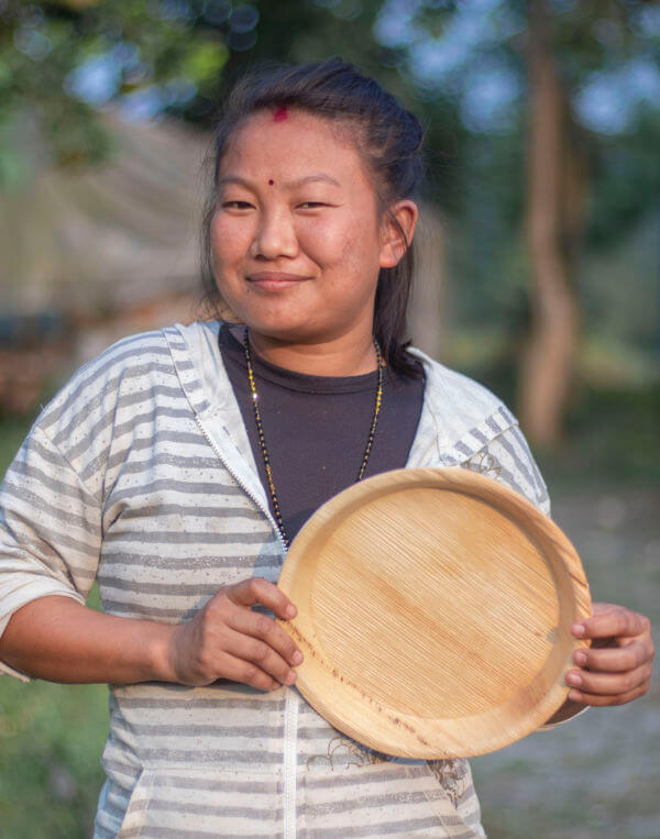 Person mit nachhaltigem Palmblattteller Kebal - 25cm