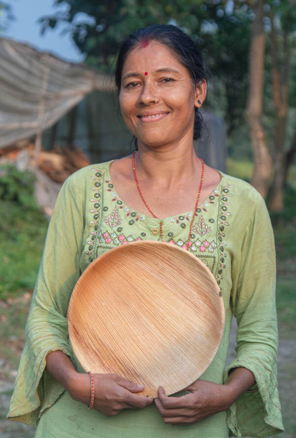 Person mit Teller aus Palmblatt Teller Lila - 28cm