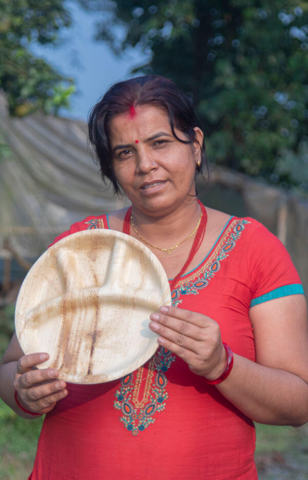 Person mit nachhaltigem Palmblattteller Durga Maya - 28cm
