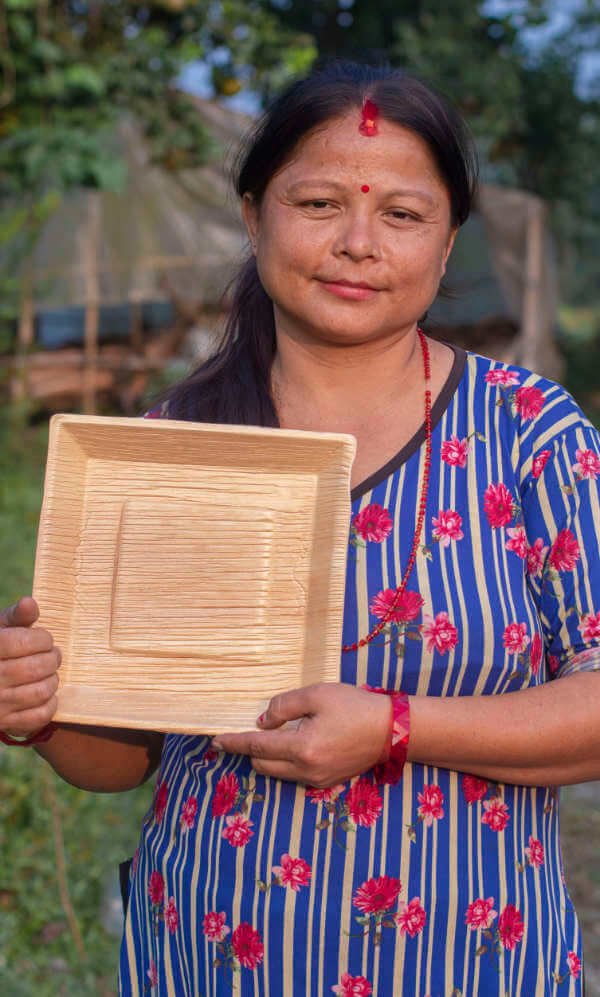 Person mit nachhaltigem Palmblattteller Kabita - 25cm
